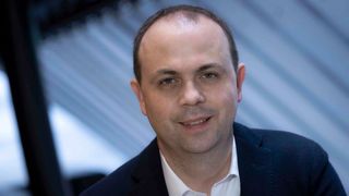 Jochen Hermann spricht im über die Ambitionen des Unternehmens. (Bild: ampnet/Daimler AG)