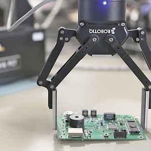 Die intelligenten 2-Finger-Greifer des kanadischen Unternehmens Robotiq unterstützen direkte MRK-Anwendungen, da sich Kraft, Geschwindigkeit und Hub flexibel einstellen lassen.