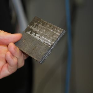 Planfräsen einer 6 mm dicken CFK-Probe (Prepreg). Die Schnittdaten des Planfräsers mit 63 mm Durchmesser sind 5000 1/min Umdrehung und 3000 mm/min Vorschub. Gefräst wurde im Gegenlauf (ap 2 mm).