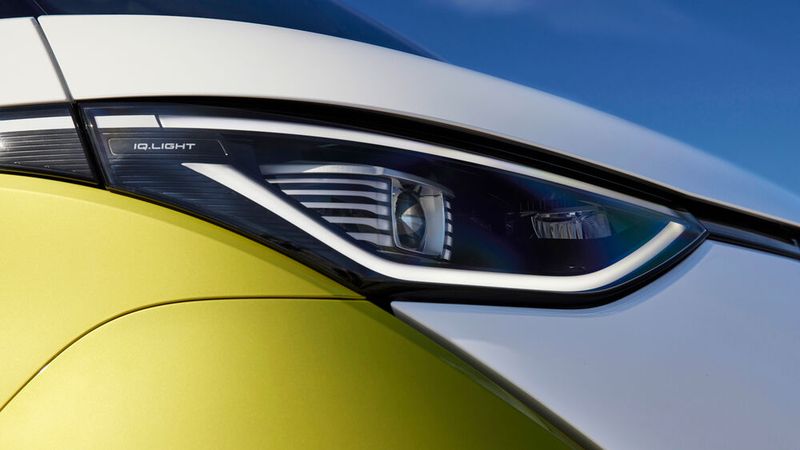 Ein Teil der Moderne ist das durchgehende Lichtband. (Bild: VW)