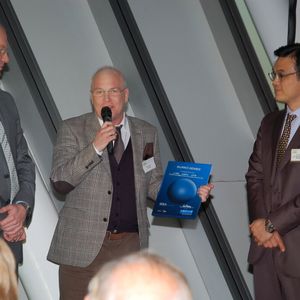 Bei der Übergabe der „Blue-Competence“-Urkunde (v.l.): VDMA-Geschäftsführer Sascha Schmel, Clarks Europa-Geschäftsführer Egon Strehl sowie Managing Director Seung Soo Baik.