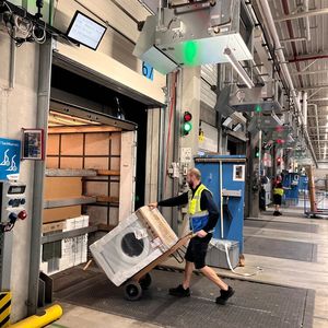 Im Warenausgang bei Hermes ist die Funktionsweise von Weassist ebenso einfach wie wirkungsvoll: Statt lautstark nach Hilfe zu rufen, können Mitarbeitende per Knopfdruck ein Signal auslösen.  (Bild: Werma)