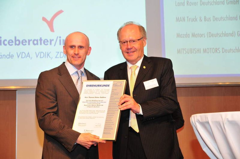 Thomas-Dieter Dahlem vom Autohaus Kohl in Aachen erhielt von Ernst-Robert Nouvertné, ZDK, die Urkunde für BMW. (Archiv: Vogel Business Media)