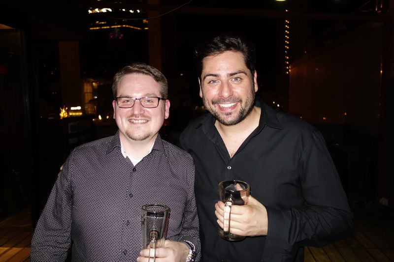 (l.) Andrei Lyamin, Wave, und Timo Kusian, Markensturm, bleiben beim Bier. (Bild: IT-BUSINESS)