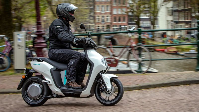 Dank einer angenehm aufrechten Sitzposition hat man als Fahrer einen guten Überblick über den Verkehr. (Bild: Mike van Cleven/Yamaha)