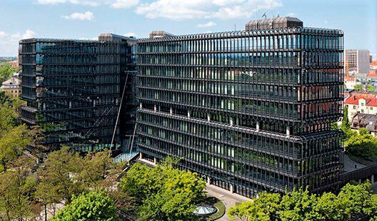 Blick auf das Europäische Patentamt (EPA) in München. Dort hat man jetzt einen Anmelderekord registriert. Hier erfahren Sie nun, wer die Sieger in diversen Vergleichszenarien sind. Eins vorneweg: Deutschland steht weltweit auf einer Spitzenposition.(Bild:  EPA)