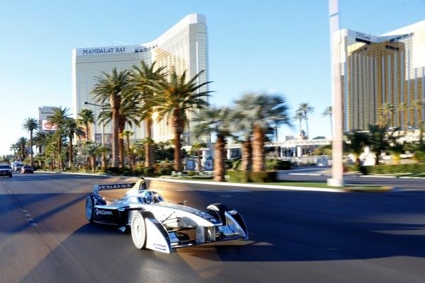 Der Formel-E-Rennbolide Spark-Renault SRT_01E: Spektakulärer Auftritt in den Straßen von Las Vegas. (Bild: FIA Formula E)