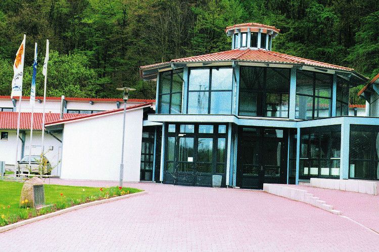1993/94: Bau eines neuen Schulungsgebäudes in Northeim, das 1994 eröffnet wird. (Foto: BFC)