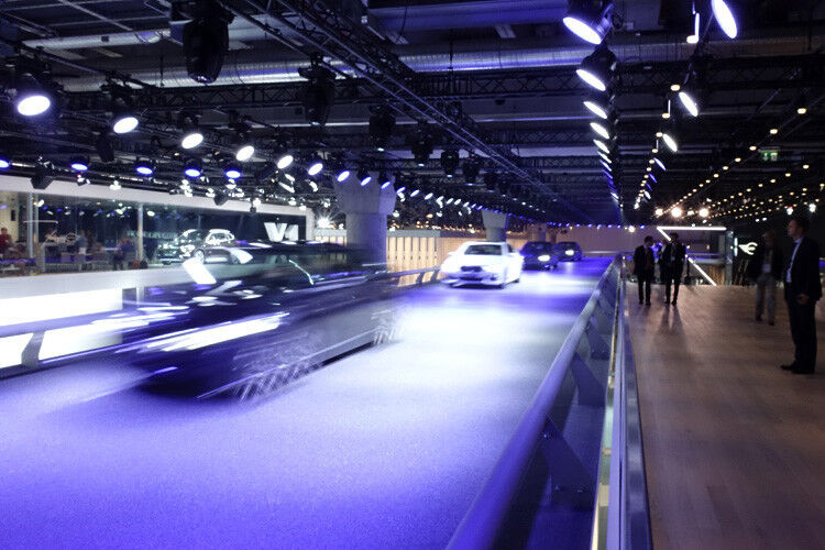 BMW hat seine Messehalle in eine Art Rundkurs verwandelt, auf dem historische und aktuelle Modelle die Besucher umkreisen. (Foto: Thomas Günel)