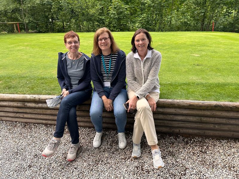 Die Damen begutachten den Golfplatz zu Fuß (v. l.) Catherine Henry (IBM), Stefanie Horrmann (SVA) und Barbara Koch (TD Synnex). (Bild: Vogel IT-Medien)