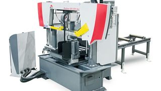 Die komplett überarbeitete, automatische 2-Säulen-Bandsäge Proline 42.350 von Bomar wird im Rahmen der AMB 2018 als Highlight geführt. Besonders hebt der Aussteller die durchgehende Rollenbahn hervor sowie ein Vertikalspannsystem. Halle 8 am Stand C23. (Bomar)