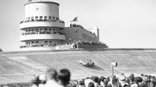 Vor allem die 1930er Jahre mit ihren Silberpfeil-Duellen machten die Avus-Strecke populär. (Bundesarchiv_B_145_Bild-P016402)