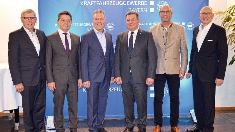 (V. l.): Die Obermeister Hans Bader (München-Oberbayern), Alois Huber (Schwaben), Rudolf Angerer (Oberpfalz/Kreis Kelheim), Staatsminister Christian Bernreiter, Andreas Tröger (Oberfranken) sowie Günter Friedl (Tankstellengewerbe Bayern). (V. l.): Die Obermeister Hans Bader (München-Oberbayern), Alois Huber (Schwaben), Rudolf Angerer (Oberpfalz/Kreis Kelheim), Staatsminister Christian Bernreiter, Andreas Tröger (Oberfranken) sowie Günter Friedl (Tankstellengewerbe Bayern).
