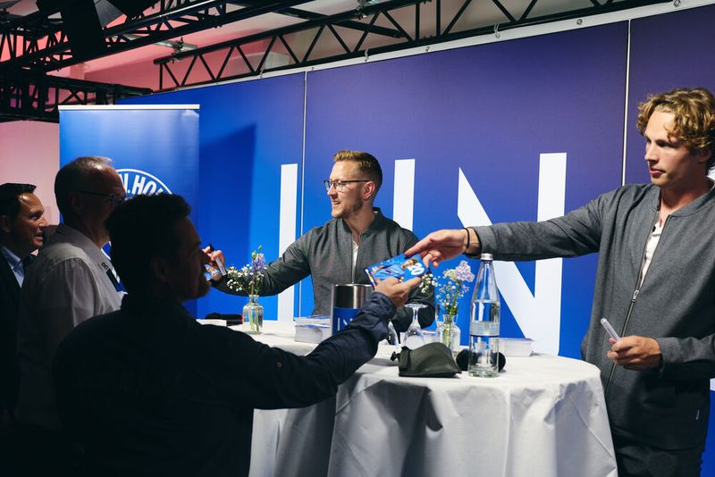 Ein Highlight für viele der Aussteller und Besucher: die Foto- und Autogrammstunde mit den Spielern von Holstein Kiel Lewis Holtby und Fiete Arp. (Bild: Dierck Group/fabianfruehling.de)