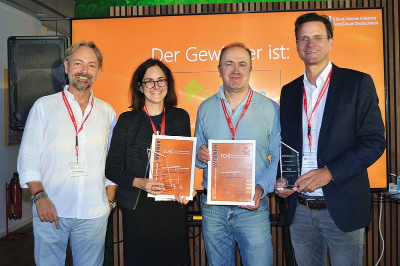 Bestes Kooperationsprojekt: Dr. Anna Meifort-Seeringer (Kubermatic) wird von Michael Hase (2. v. r., IT-Business) ausgezeichnet. Kooperationspartner war SysEleven. Mit im Bild: Dr. Nils Kaufmann (l., ECN) und Felix Höger (EuroCloud) (Bild: Malena Kalhöfer)