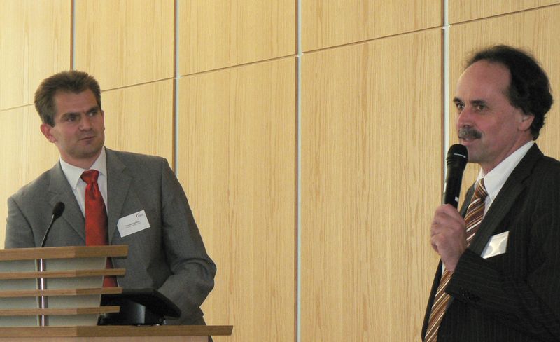 Nachgefragt bei Thomas Schüttlohr (re.), Baumüller, der zum Thema Ethernet-Einsatz von Motion-Control bis zur Web-Anbindung referierte: „Echtzeit-Ethernet als durchgängiges Kommunikationssystem.“   (Archiv: Vogel Business Media)