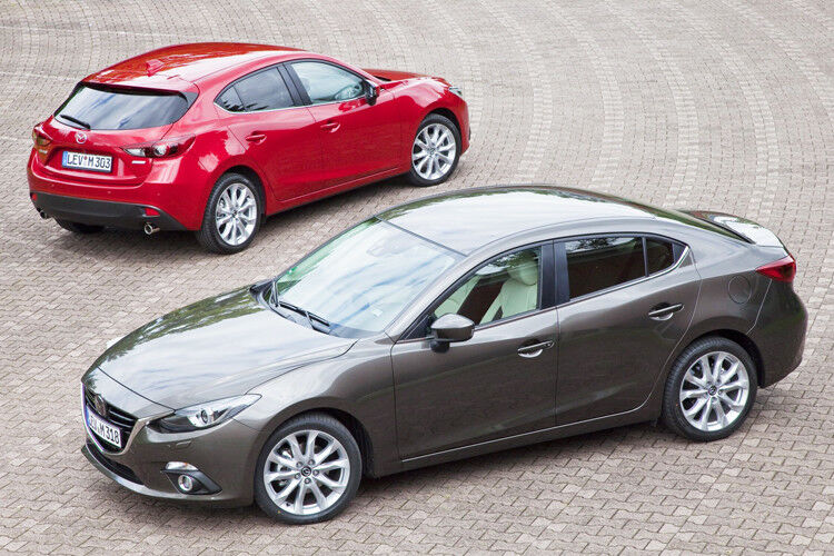 Für jeden etwas: Den Mazda 3 gibt es wie gehabt als Stufen- und Fließheckvariante. (Foto: Mazda)