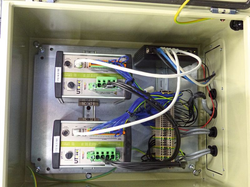 Platzprobleme an Langdrehautomaten sind bekannt. Deshalb wurden von  UTTec für die Überwachungssysteme Schaltschränke hergestellt und installiert.  (Bild: Uttec/Höhne)