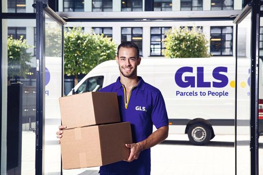 GLS-Zustellfahrer vor seinem Van: Er kann nicht, wie zahlreiche seiner Kollegen im kaufmännischen Angestelltenverhältnis, von zu Hause aus arbeiten. GLS-Zustellfahrer vor seinem Van: Er kann nicht, wie zahlreiche seiner Kollegen im kaufmännischen Angestelltenverhältnis, von zu Hause aus arbeiten.