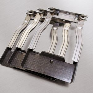 Beim HPCI-Verfahren wird laserstrukturiertes Metall mit thermoplastischen Bauteilen verpresst und lokal erwärmt. Dadurch schmilzt der Thermoplast, dringt in die Strukturen ein und haftet an der Oberfläche.