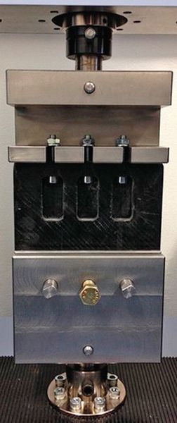 Die kritische Koppelstelle einer Prüfanordnung in Nahaufnahme. (Bild: TU Ilmenau)