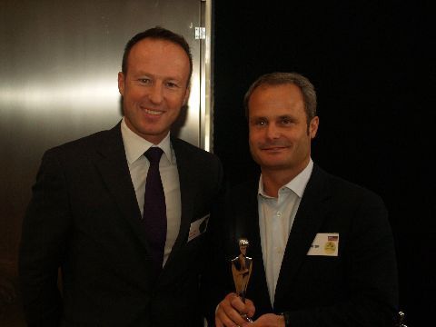 Wolfgang Egger (re.), Leiter Design Audi Konzern, erhielt die Auszeichnungen für den Audi A3 (Kompaktklasse) und den Audi A8 Syder (Cabrios) von André Stark, Autoscout-24-Geschäftsführer Produkt, IT, Finanzen. (Archiv: Vogel Business Media)