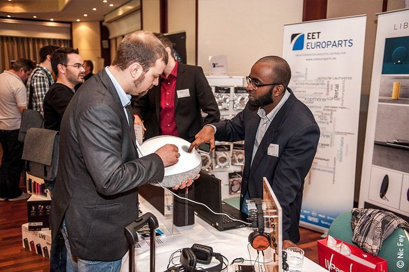 Fachgespräche über das Produkt „Libratone Loop“ zwischen Jakob Schulte-Ostermann (Comspot) mit Paarthiban Sathianathan (Key Account Manager EET). (CPN IT-Verbundgruppe)