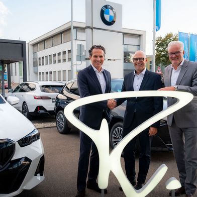 Besiegelten ihre Zusammenarbeit: (v.l.) Peter Reisacher (Inhaber und Geschäftsführer Reisacher Gruppe), Andreas Köhler (Geschäftsführer Autohaus Munding), Andreas Schlachter (Geschäftsführer Reisacher Gruppe). (Bild: Reisacher)