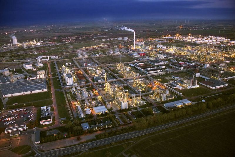 Chemiestandort Leuna_1: In Leuna entsteht das mit 24 Megawatt Leistung bei Inbetriebnahme weltgrößte Power-to-X-Anlagenprojekt zur Erzeugung und Verflüssigung von grünem Wasserstoff. (Linde/Horst Fechner))