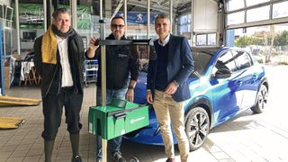 Uwe Neff (l.) von Hella Gutmann und Thorsten Kästel (M.) von Tec Motive bei der Übergabe des Scheinwerfer-Einstellgeräts an Niklas Burmester (r.), Geschäftsführer des Kfz-Landesverbands Saarland.  (Bild: ProMotor)