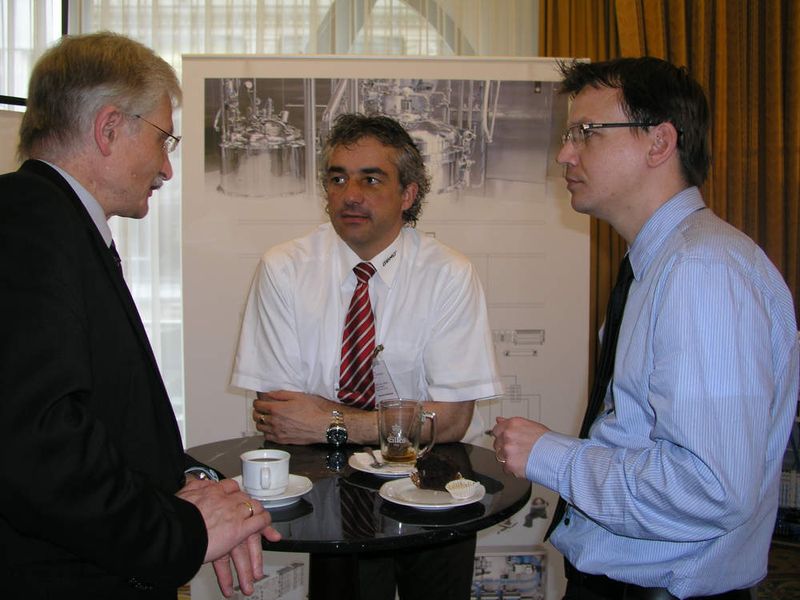 Ein wichtiges Forum für den Gedankenaustausch und das Kennenlernen waren die Pausengespräche im angrenzenden Ausstellungsbereich, in dem weitere Firmen ihre Lösungen für Biotechnologie und Pharmaindustrie präsentierten. (Archiv: Vogel Business Media)