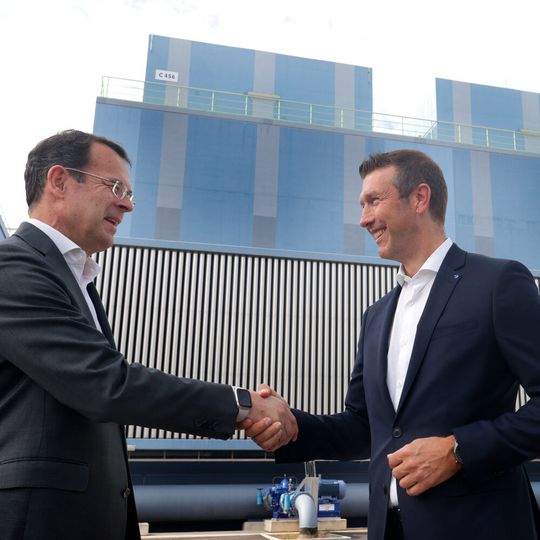Dr. Joachim Kreysing (links), Geschäftsführer Infraserv Höchst, und Mainova-Vorstand Martin Giehl sind sich einig: Beide Unternehmen wollen beim Klimaschutz kooperieren. Dr. Joachim Kreysing (links), Geschäftsführer Infraserv Höchst, und Mainova-Vorstand Martin Giehl sind sich einig: Beide Unternehmen wollen beim Klimaschutz kooperieren.