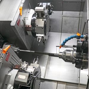 Von der Stange bis zum Fertigteil in einer Aufspannung – das kompakte Drehzentrum Biglia «BMX 45Y2» verfügt über zwei Revolver, zwei C- und zwei Y-Achsen. (Bild: Teamtec)