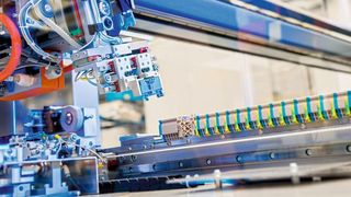 Mit dem Fast Delivery Service von Weidmüller erhält der Kunde in kurzer Zeit individuelle, einbaufertig assemblierte Klemmenleisten sowie unbestückte oder bestückte Leergehäuse geliefert. Damit das funktioniert, hat Weidmüller viele Prozessschritte automatisiert. (Weidmüller/Patrice Kunte)