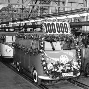 1954 läuft – nach nur vier Jahren – der 100.000ste VW-Bus vom Band.(Foto:  VWN)