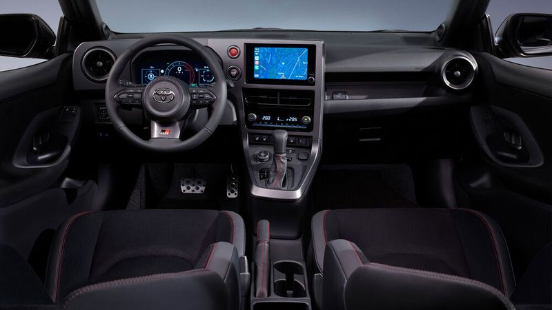 Das Cockpit des GR Yaris soll ein authentisches, sportliches Gefühl vermitteln. Das Layout ist von der Gestaltung eines japanischen Super-Taikyu-Rennwagens inspiriert. (Bild: Toyota)