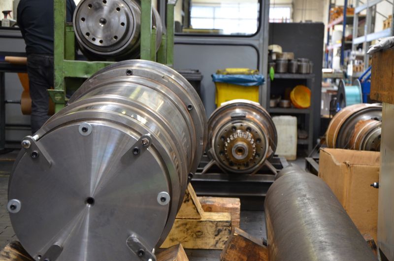 Die EDT-Texturiermaschine Typ Profitex 60 S ermöglicht mittels eines speziellen Funken-Erodierprozesses sowie hochgenauer Baumüller-Antriebe optimal definierte Rauheiten auf den Walzenoberflächen.(Bild:  Baumüller)