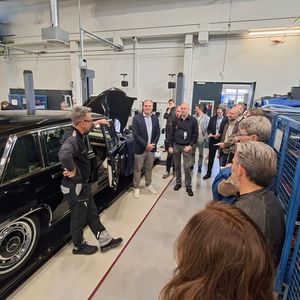 Im Rahmen eines Presserundgangs stellte Mercedes-Benz Heritage sein neu umgebautes und erweitertes Center vor. Dieses möchte künftig im großen Stil auch private Mercedes-Benz-Besitzer ansprechen und nicht wie bislang „nur“ das eigene Werk.(Bild:  Dominsky – VCG)