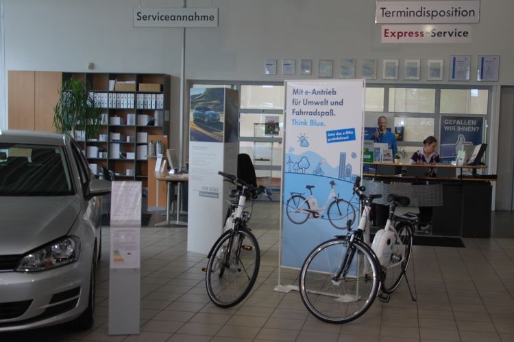 E-Bike-Angebote im Kundenzentrum des VW-Bereichs. (Foto: Rubbel)