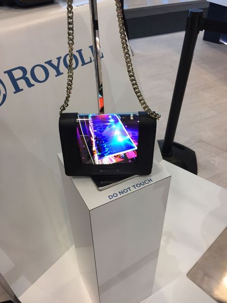 Mit dem Display auf der Handtasche kann Frau täglich das Design verändern. (Bild: IT-BUSINESS)