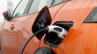 Der Ladestrompreis hierzulande ist zu teuer und meist teurer, als Sprit zu tanken. Die Bundesregierung versprach daher eine Senkung der Strompreissteuer, setzte dies aber nun in ihrem Gesetz zum Investionsbooster nicht um. Das kritisieren ZDK und VDIK scharf.  (Bild: frei lizenziert)