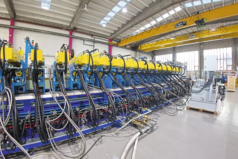 Hier ein Blick auf die Rückseite der Anlage, rechts hinten das GRIBI-Hydraulikaggregat mit dem die 40 Hydraulikzylinder angesteuert werden. (Bild: Matthias Böhm)