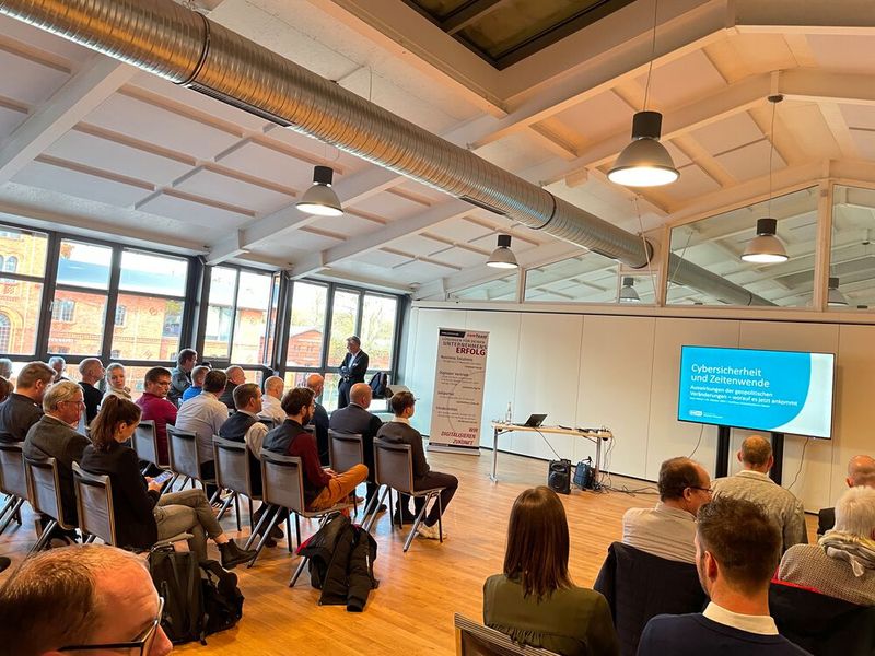 Der Vortrag von Maik Wetzel, Eset, über Cyberangriffe auf Lieferketten und kritische Infrastrukturen fand großen Anklang. (Bild: Vogel IT-Medien)