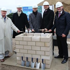 Mit einer traditionellen Grundsteinlegung haben Aufsichtsrat, Vorstand und Architekten in der vergangenen Woche den Baubeginn des ersten Hallenneubaus seit mehr als zehn Jahren auf dem Messegelände in Hannover feierlich begangen.