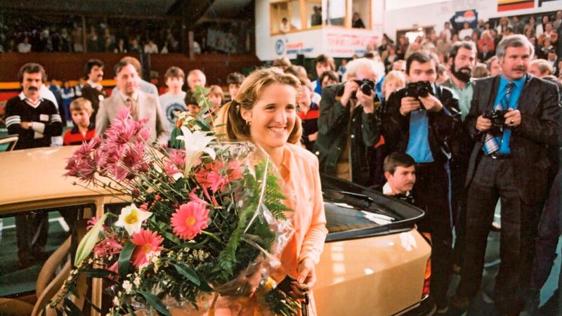 Seriensiegerin: Die US-Amerikanerin Tracy Austin gewinnt 1979 beim Porsche Tennis Grand Prix in Filderstadt einen 924 Turbo. Insgesamt siegt sie bis 1981 bei den ersten vier Turnieren. Bis heute wird der Tennis Grand Prix jährlich ausgetragen – in diesem Jahr vom 11. bis zum 19. April in der Stuttgarter Porsche-Arena. (Bild: Porsche AG)