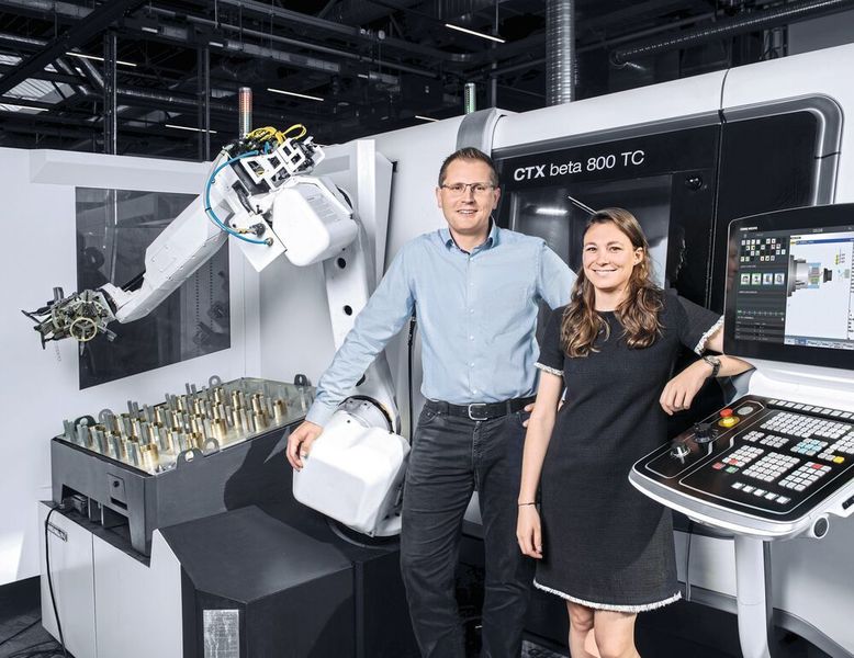 „Mit den Verzahnungszyklen von DMG Mori können wir nun unsere Werkstücke auf ein und derselben Maschine komplett fertig bearbeiten. Und das schneller und in derselben Qualität wie auf Spezialmaschinen“, sagt Charlotte Finger, geschäftsführende Gesellschafterin, im Bild mit Timon Lubek, Produktionsleiter Maschinenfabrik Mönninghoff GmbH & Co. KG
 (DMG Mori)