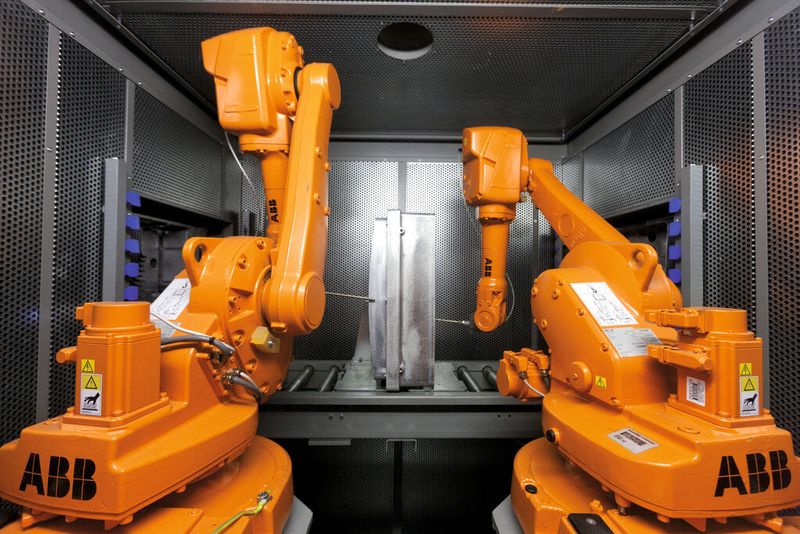Bild 3: Zwei Industrieroboter IRB 1600 übernehmen die Endreinigung inklusive des Entfernens von Schneidöl und Spänen.  (Bild: Luca Siermann)