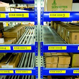 Schnellwechselbahnen sind wahlweise mit Röllchenteppichen für Gebinde mit problematischem Laufverhalten (links) oder mit klassischen Laufrollen bestückt. Beide Versionen können ohne Werkzeug schnell montiert werden.  Bild: Bito