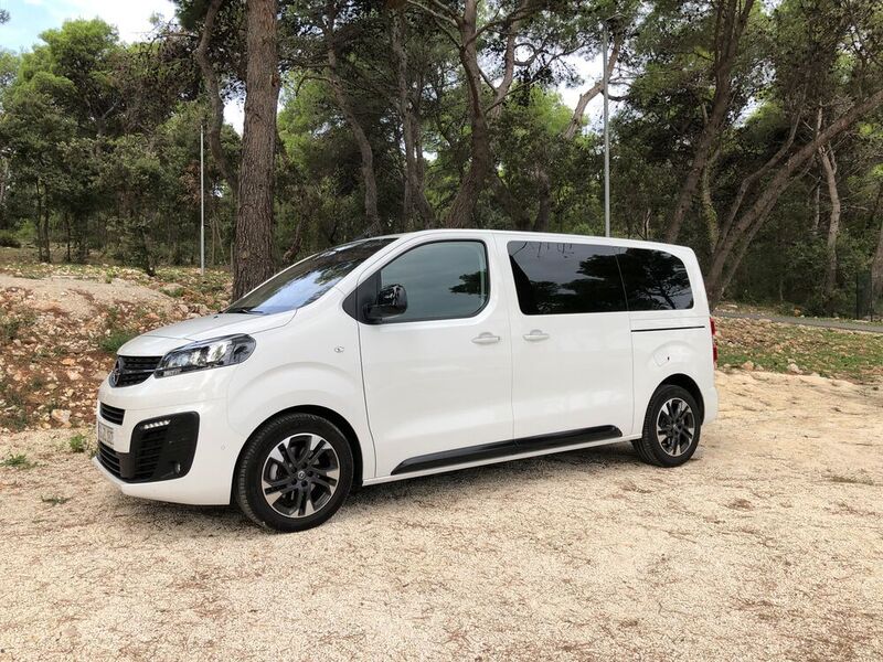 Grundsätzlich lehnt sich das Design an die Plattform-Brüder Citroën Spacetourer, Peugeot Traveller und Toyota Proace Verso an. (»Automobil Industrie«/Jens Scheiner)