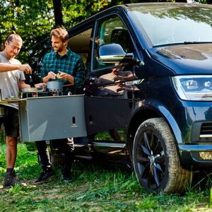 Auf Platz 1 hat es in diesem Jahr ein ausgeklügeltes System geschafft: Mit den Lösungen von Camptools kann das eigene Auto kurzerhand in einen Camper verwandelt werden. Die Konstrukteure setzen auf Solidworks. (Bild:  Camptools)